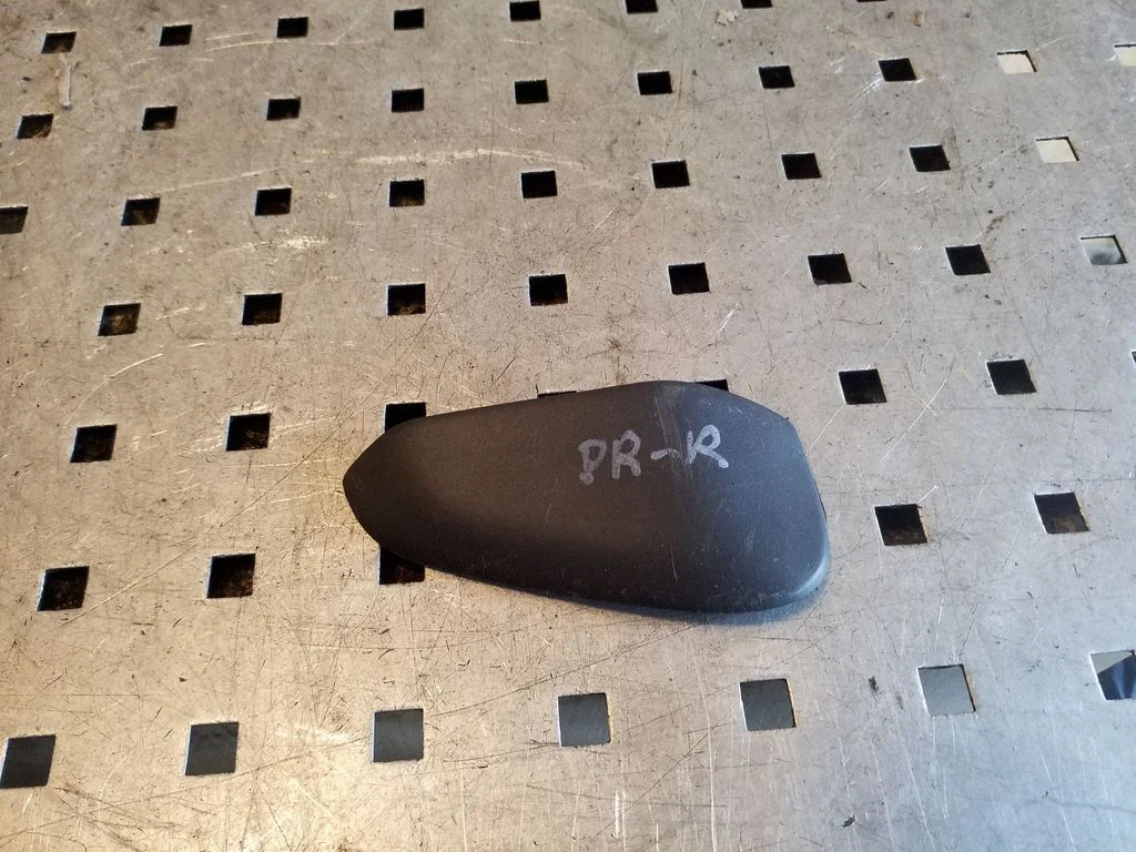 Poritiiva iluliist (molding) – parem