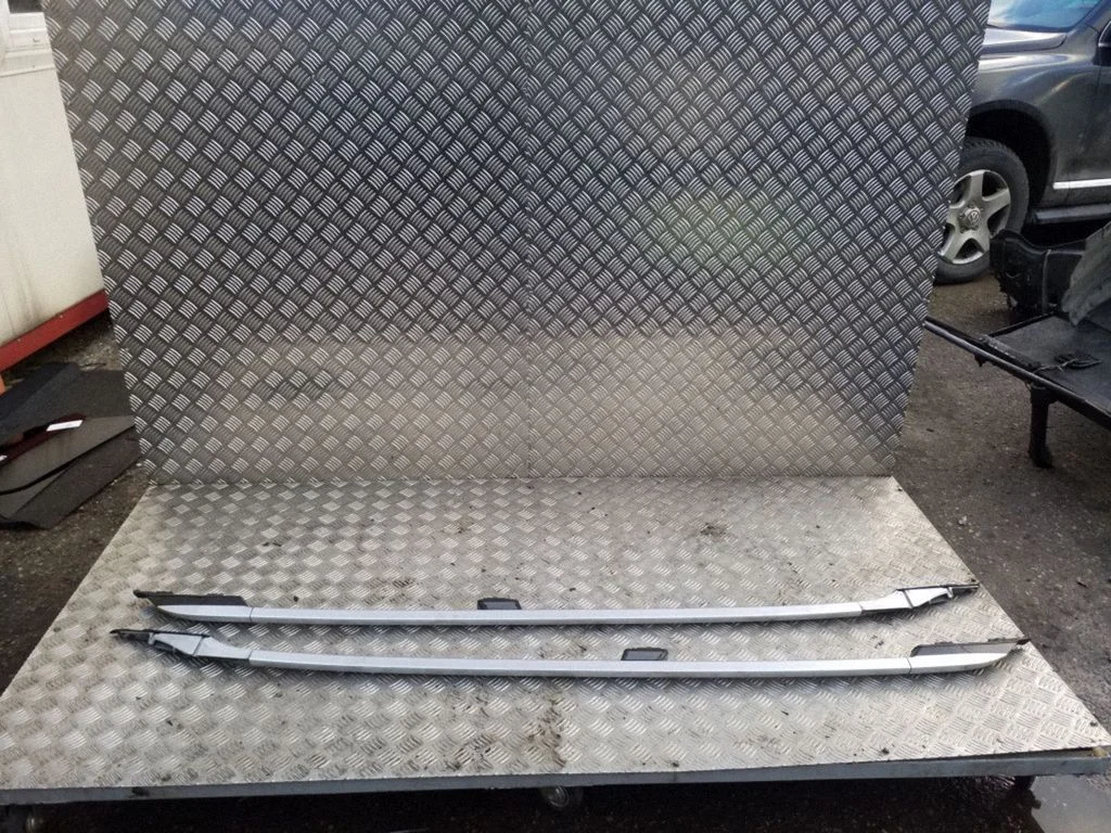 Roof bar rail