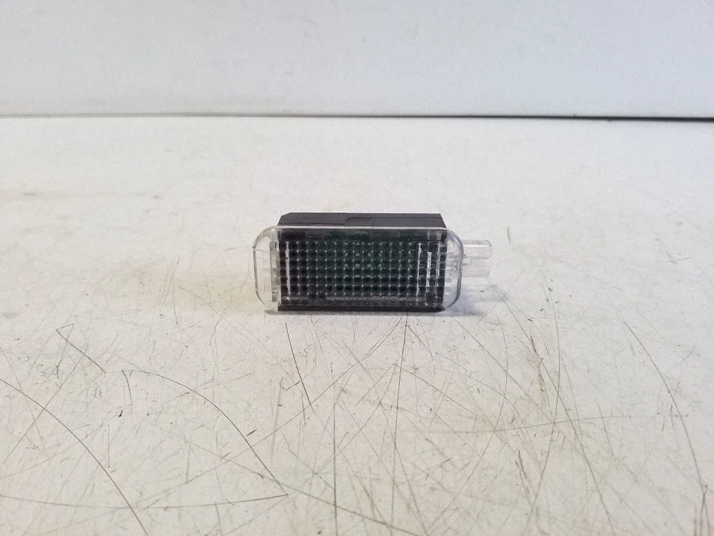 Cits salona lukturis 8J0947409