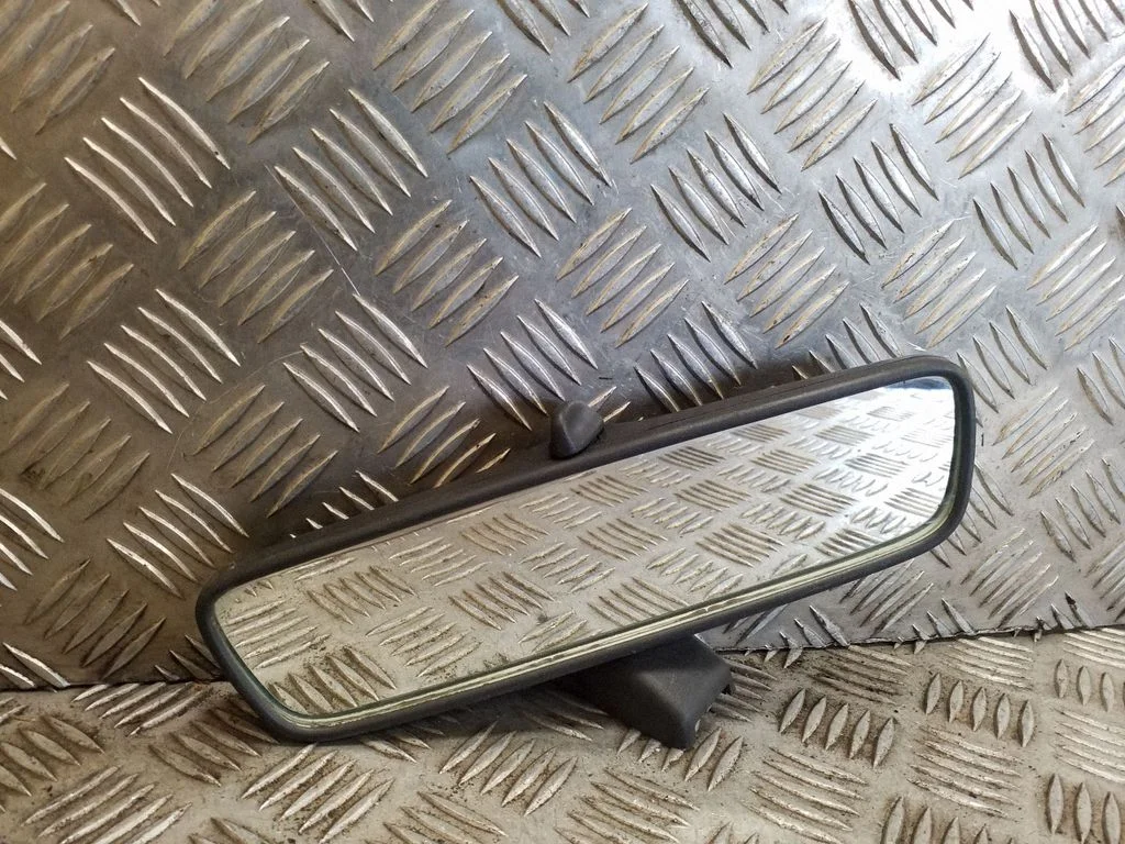 Rear view mirror (interior) E2015009