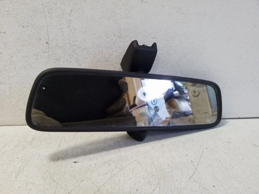 Rear view mirror (interior) E2015009