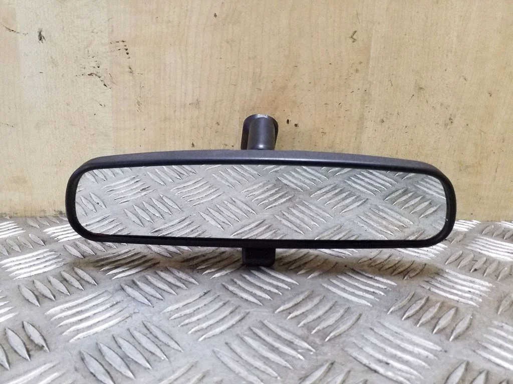 Rear view mirror (interior) E8011681