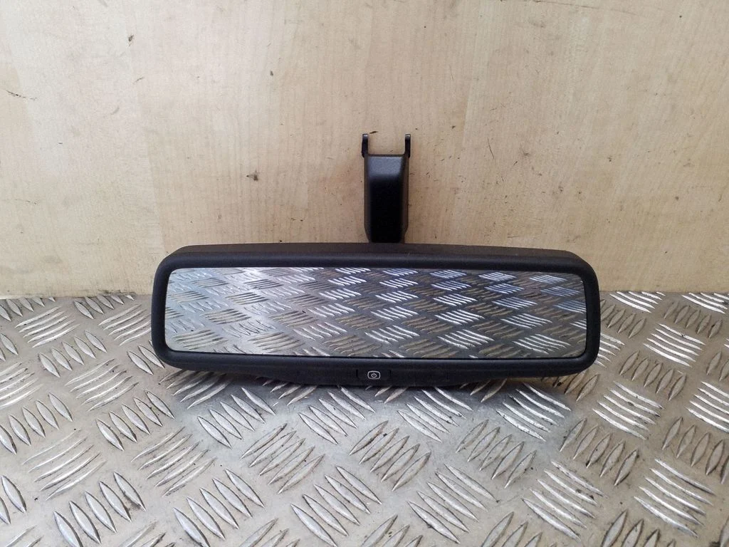 Rear view mirror (interior) E11026137