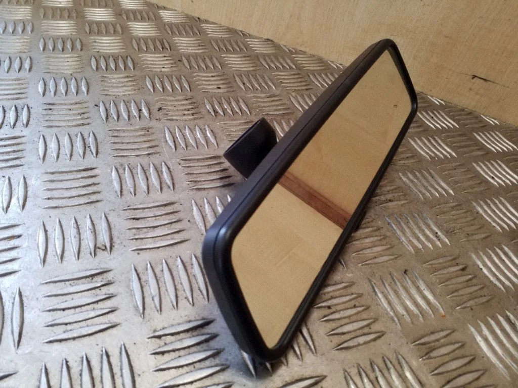 Rear view mirror (interior) E9014022