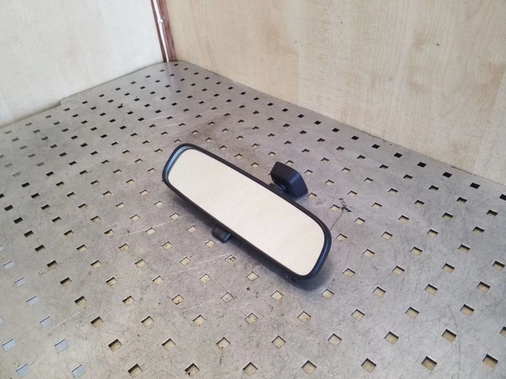Rear view mirror (interior) E4012197