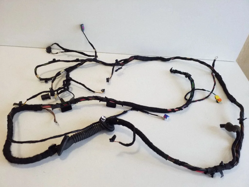 Bagāžnieka vāka vadu instalācija – labā