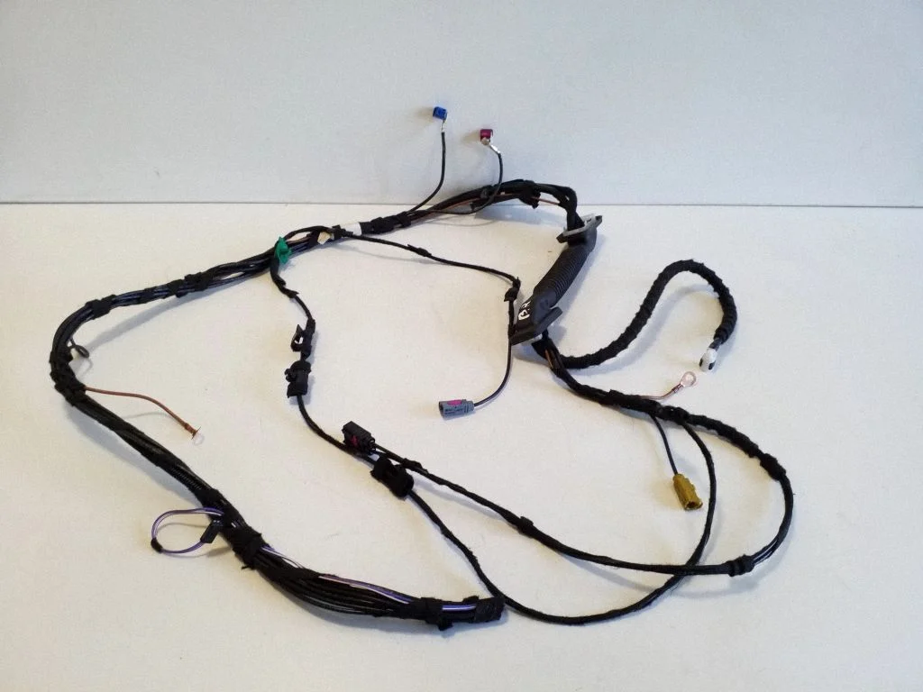 Bagāžnieka vāka vadu instalācija – labā