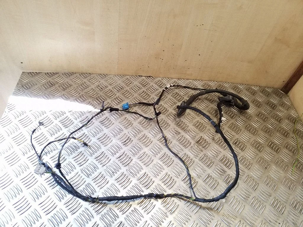 Bagāžnieka vāka vadu instalācija