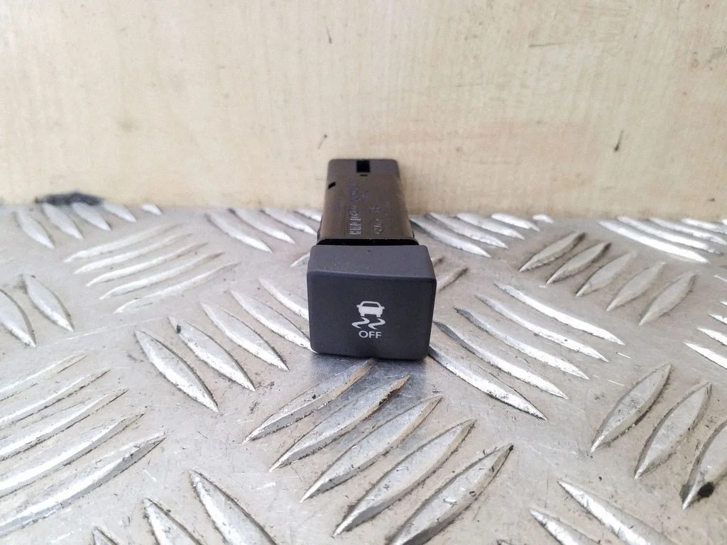 ESP (stability program) switch 621W05010