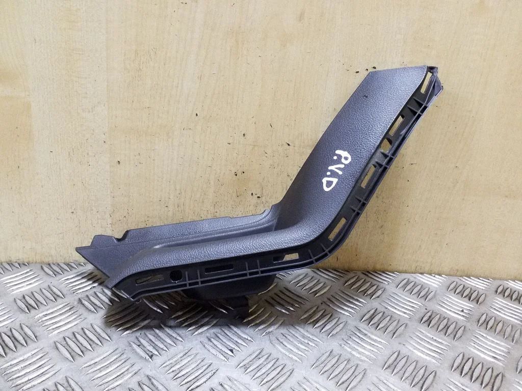 Other center console (tunnel) element – Ford Focus (2010-2017)
