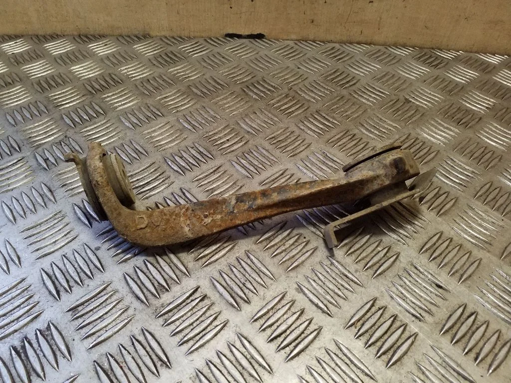 Other front suspension part – right