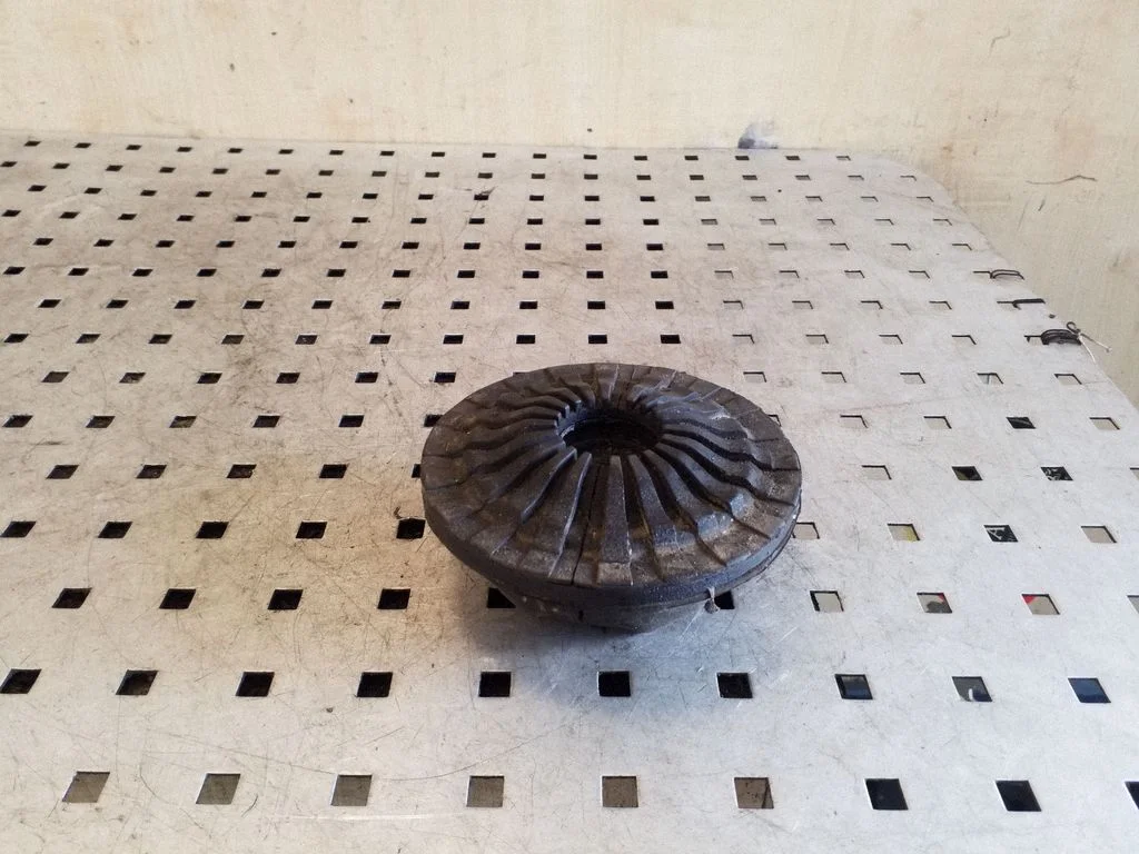 Cita priekšējās piekares detaļa