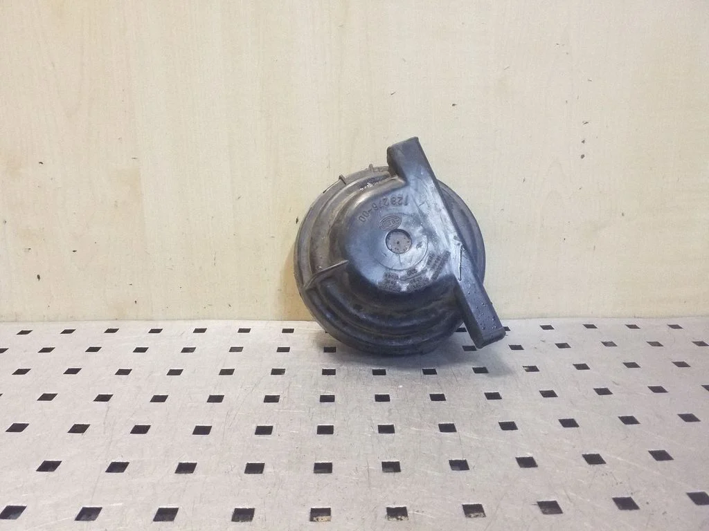 Headlight/headlamp dust cover – Audi 100 S4 C4 (1990-1995)