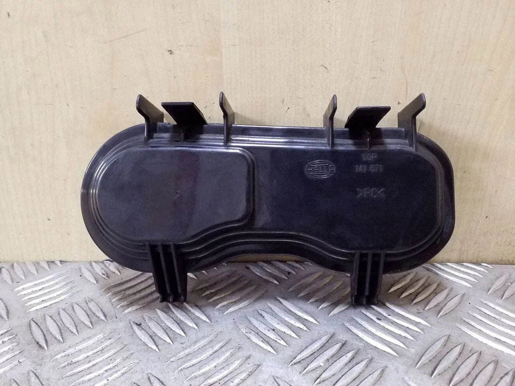 Headlight/headlamp dust cover – Renault Espace III (1997-2003)