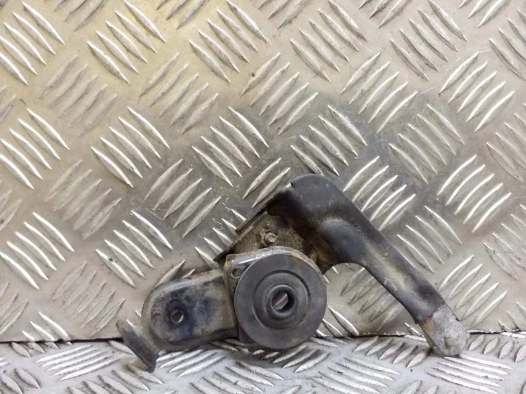 Radiator mount bracket