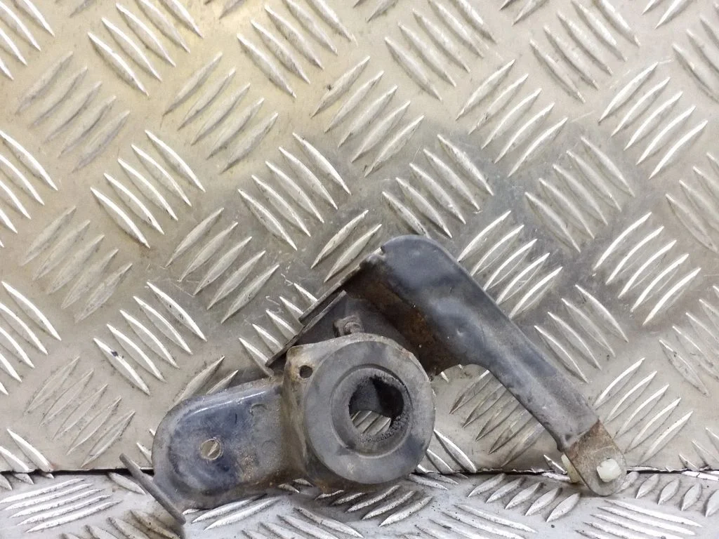 Radiator mount bracket