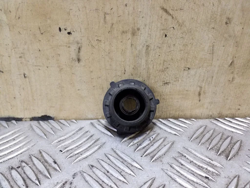 Radiator mount bracket