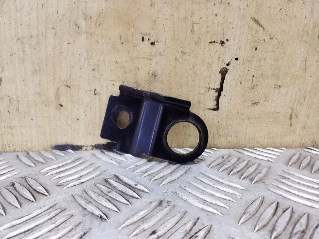 Radiator mount bracket