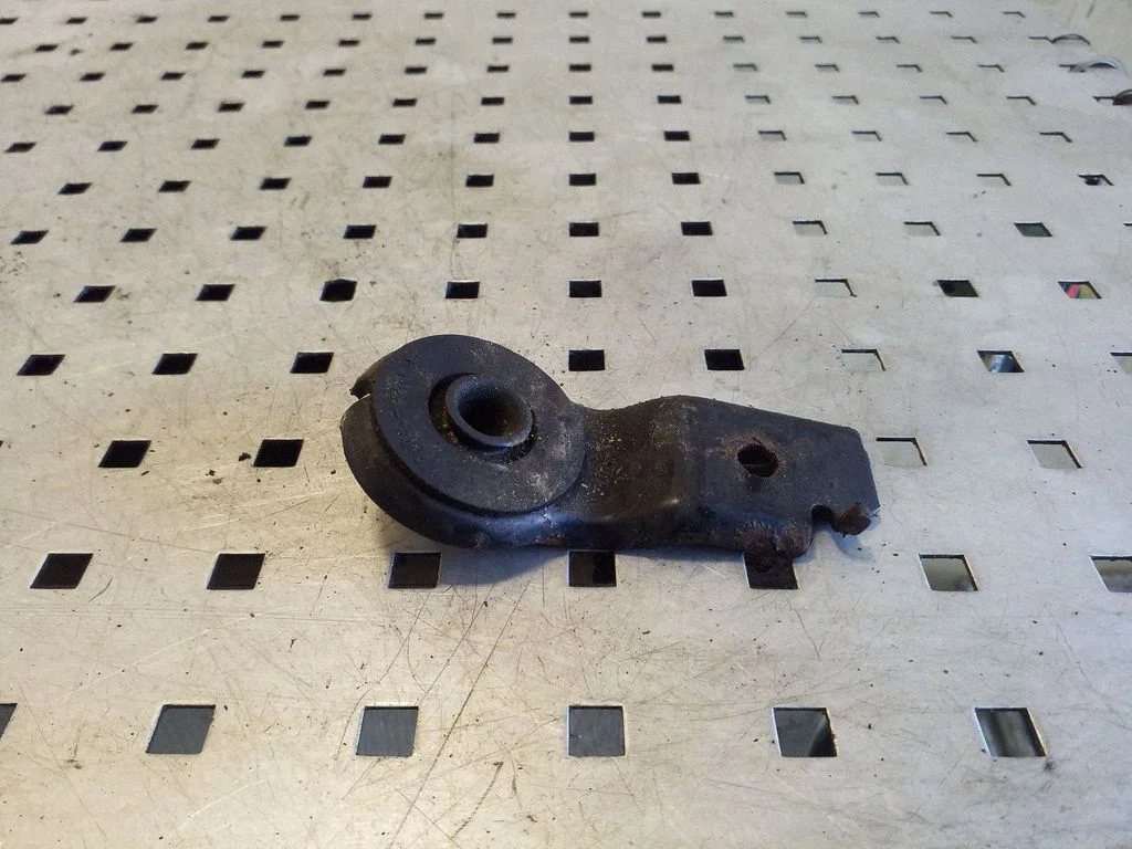 Radiator mount bracket