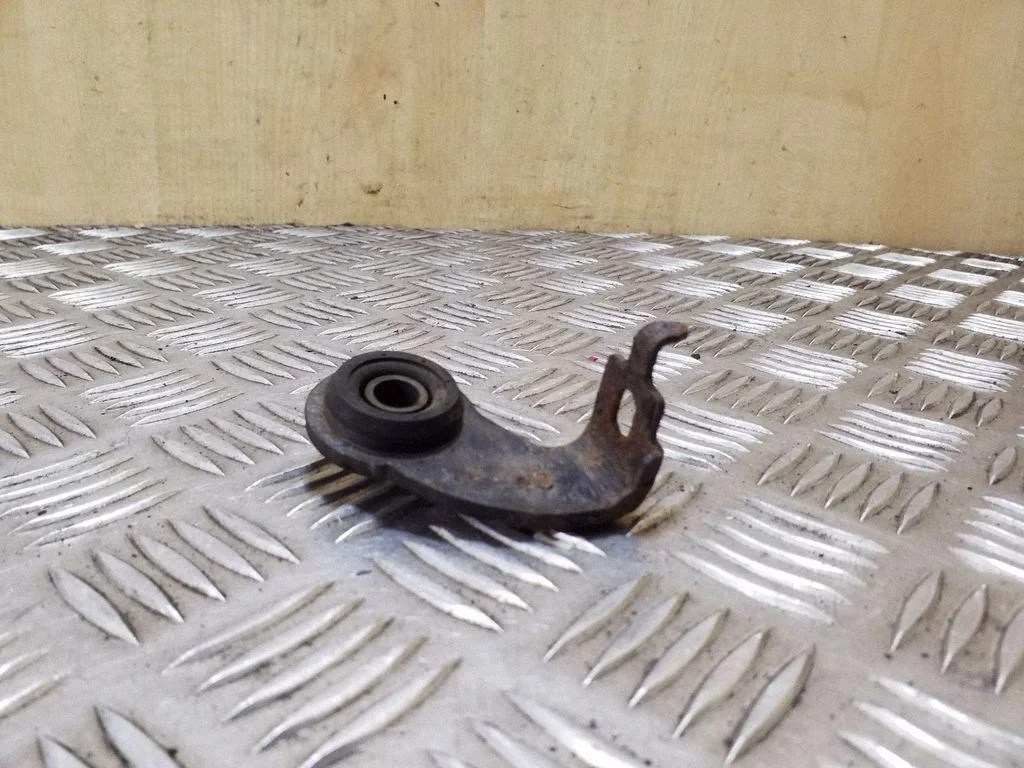 Radiator mount bracket