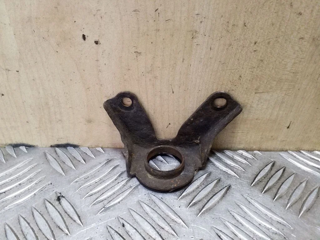 Radiator mount bracket