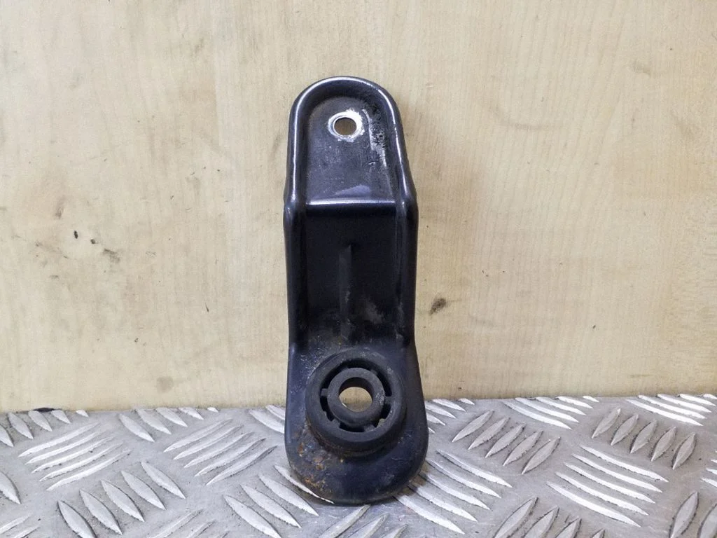 Radiator mount bracket