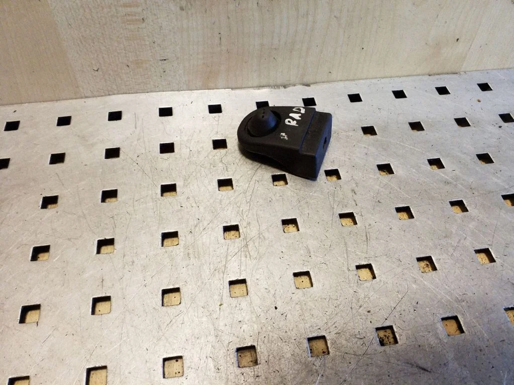 Radiator mount bracket