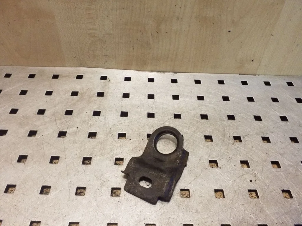 Radiator mount bracket