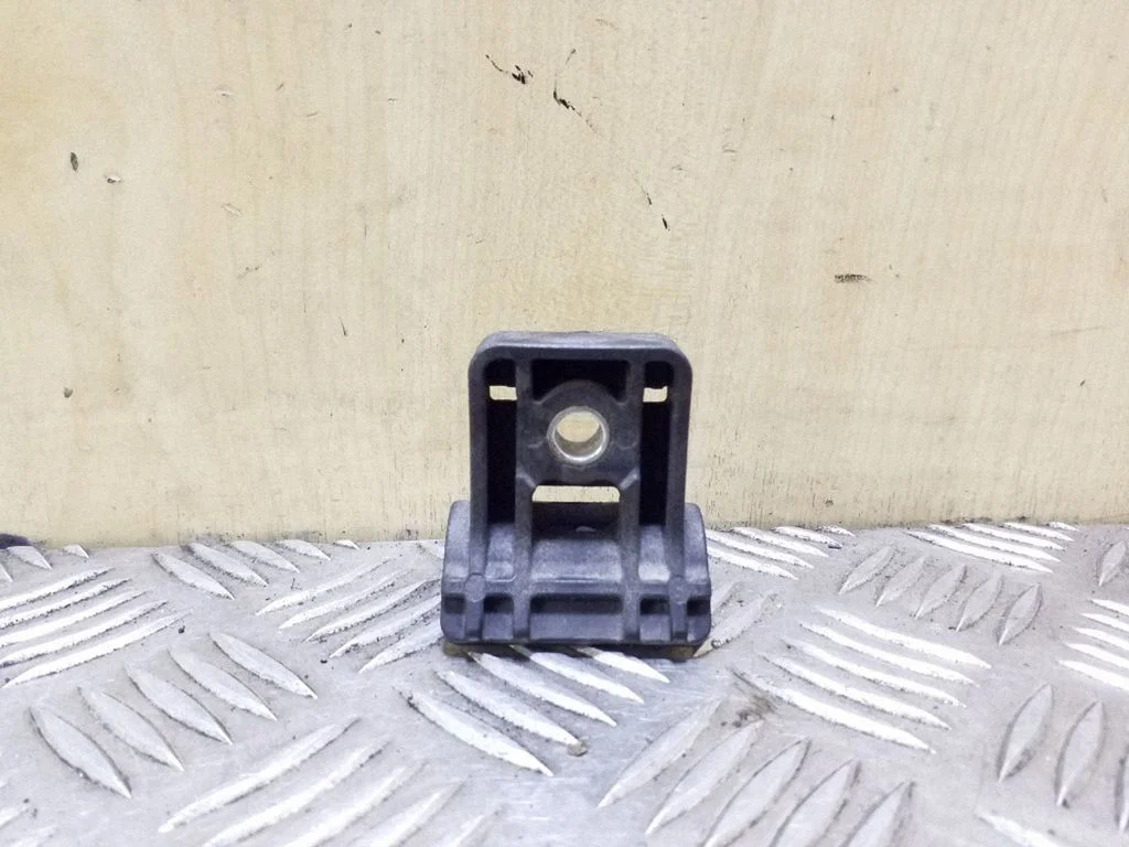 Radiator mount bracket 13250318