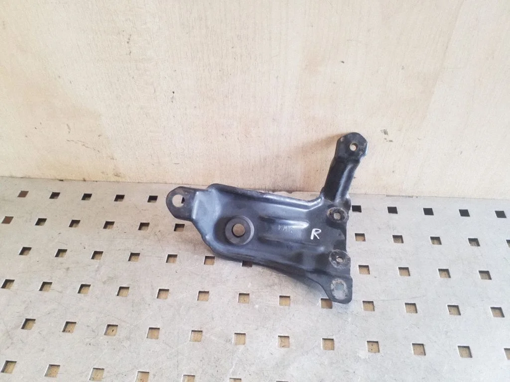 Radiator mount bracket – right