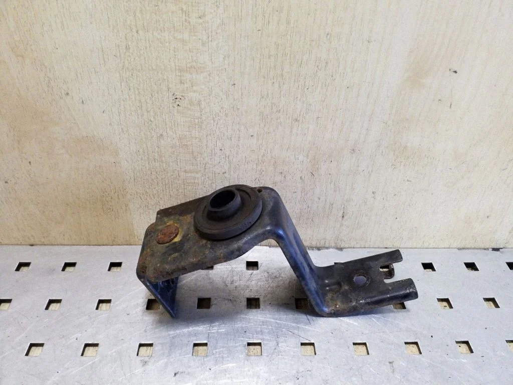 Radiator mount bracket