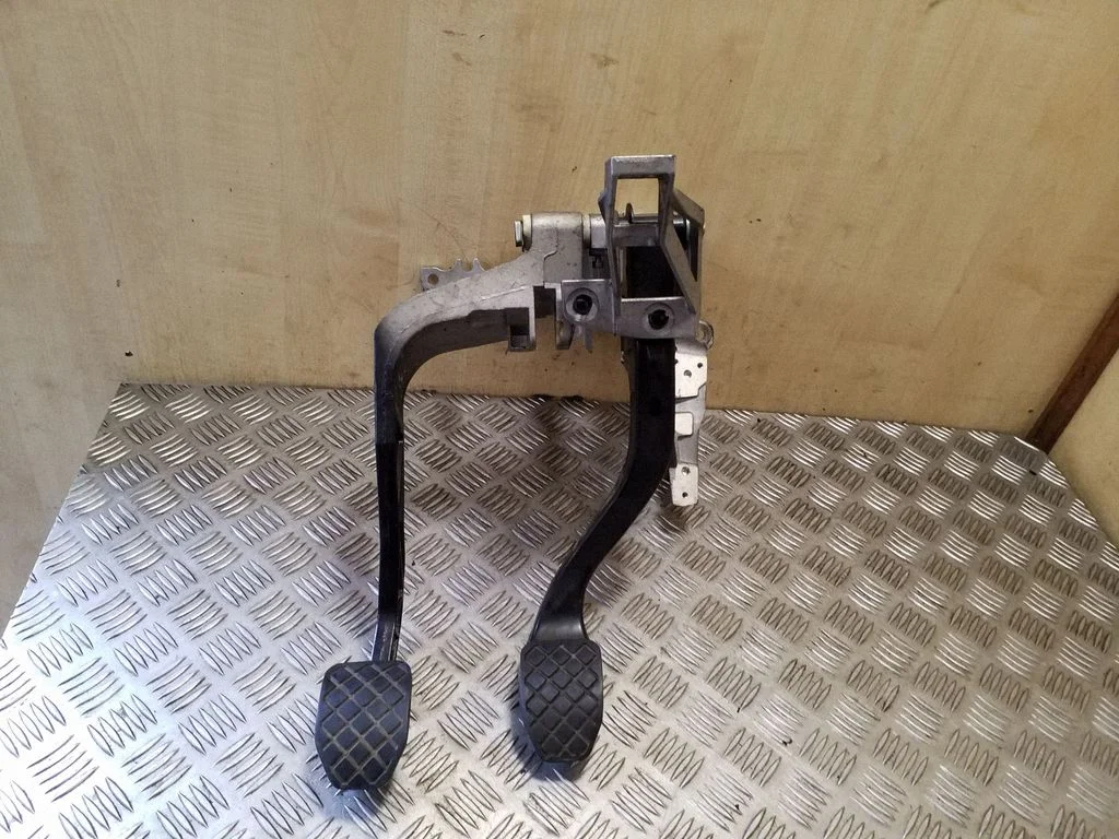 Pedal assembly 8D1721117K