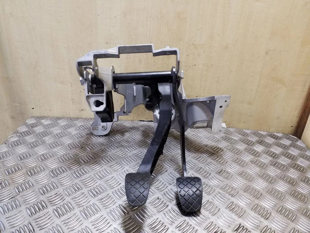 Pedal assembly – Audi Q5 SQ5 8R (2008-2017)