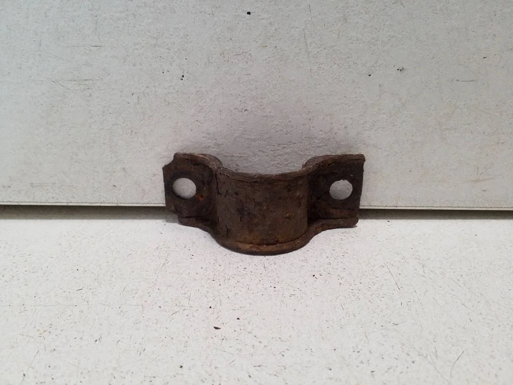 Sway bar bush bracket, front – left