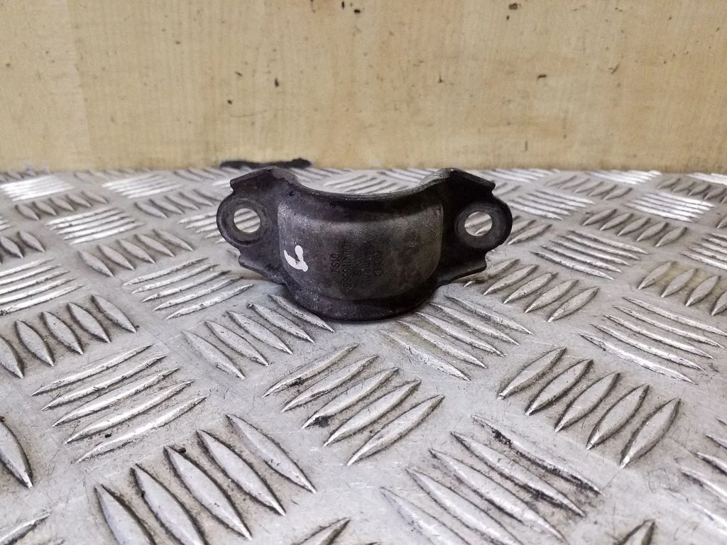 Stabilizatora turētājs (priekšpuse) 4D0411336G