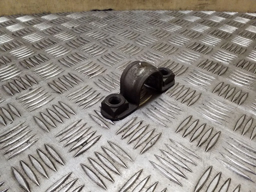 Sway bar bush bracket, front 1305304090