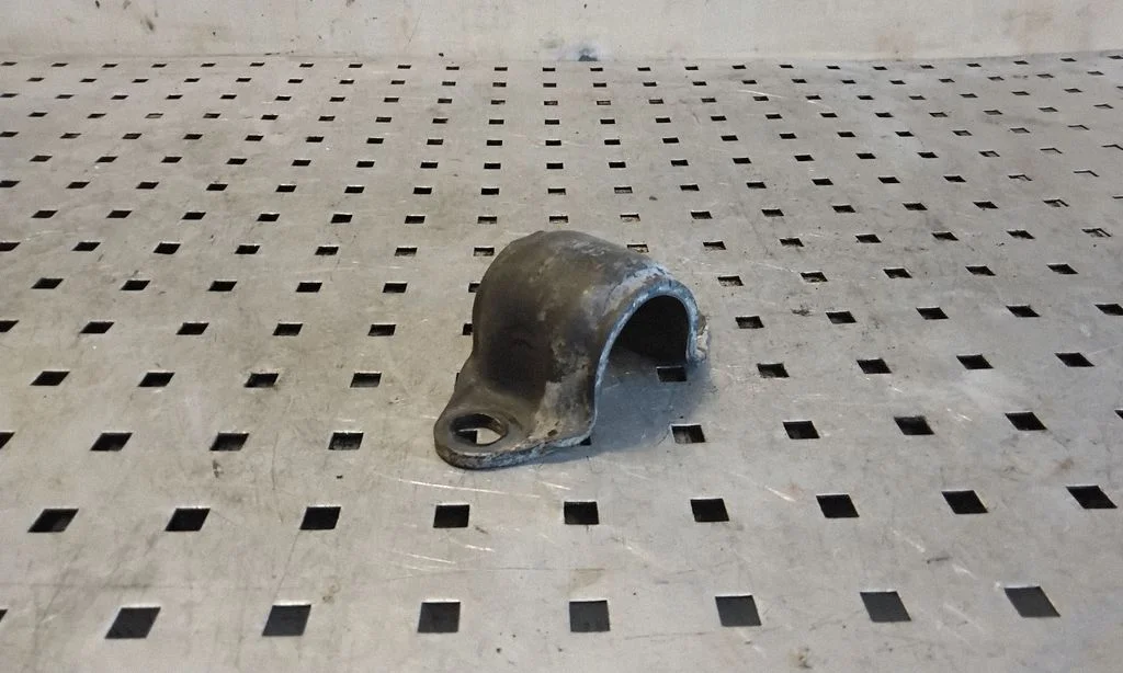 Sway bar bush bracket, front