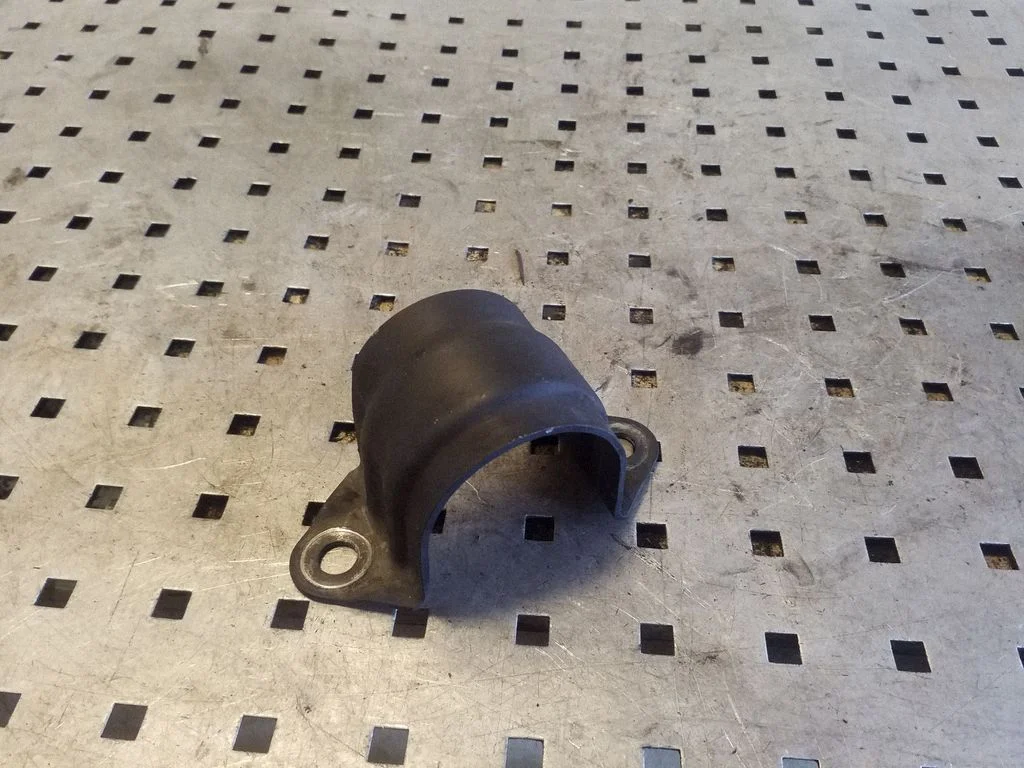 Sway bar bush bracket, front – left