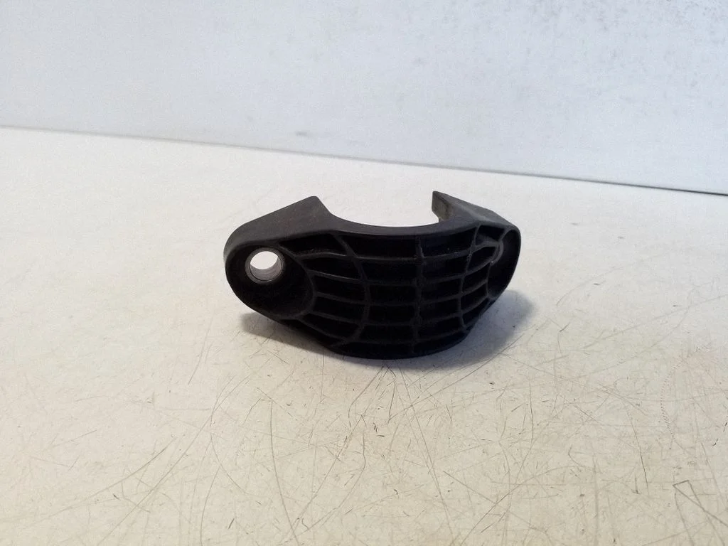 Sway bar bush bracket, rear 6862203