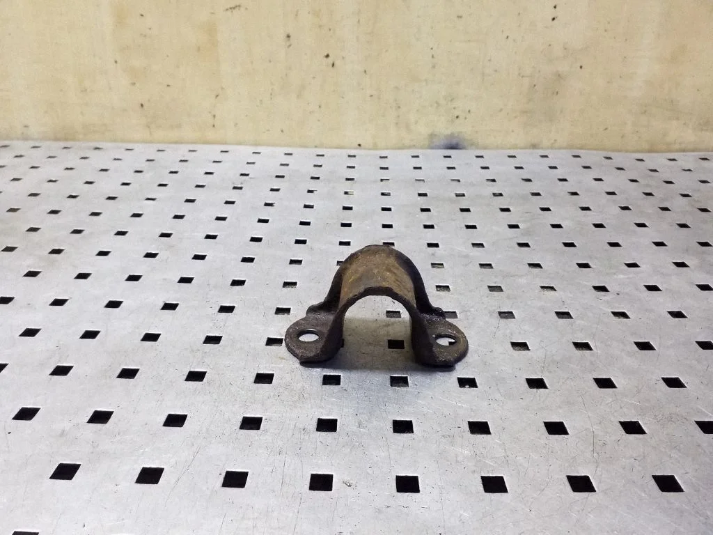 Sway bar bush bracket, rear