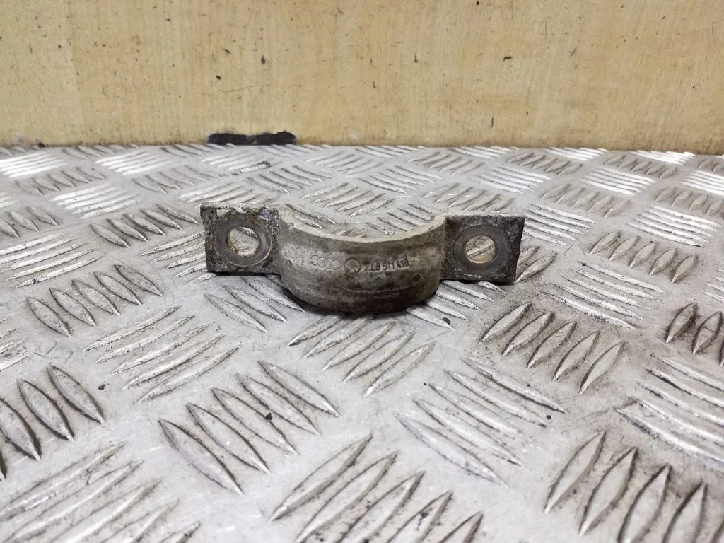 Sway bar bush bracket, rear 7L8511418