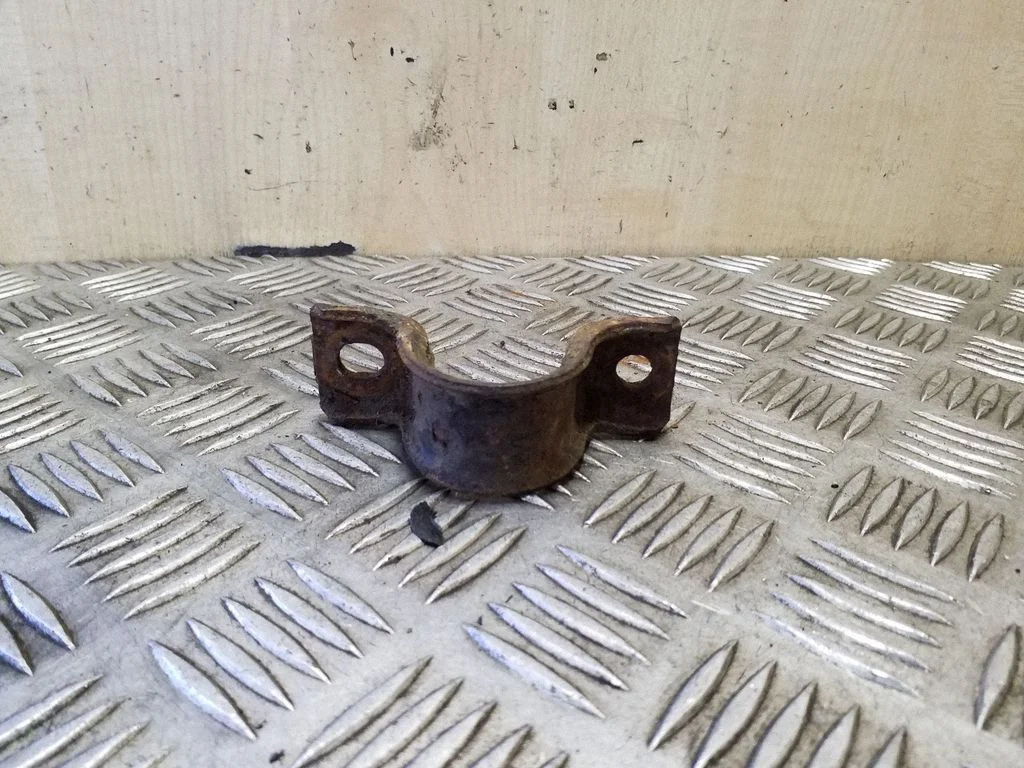 Sway bar bush bracket, rear