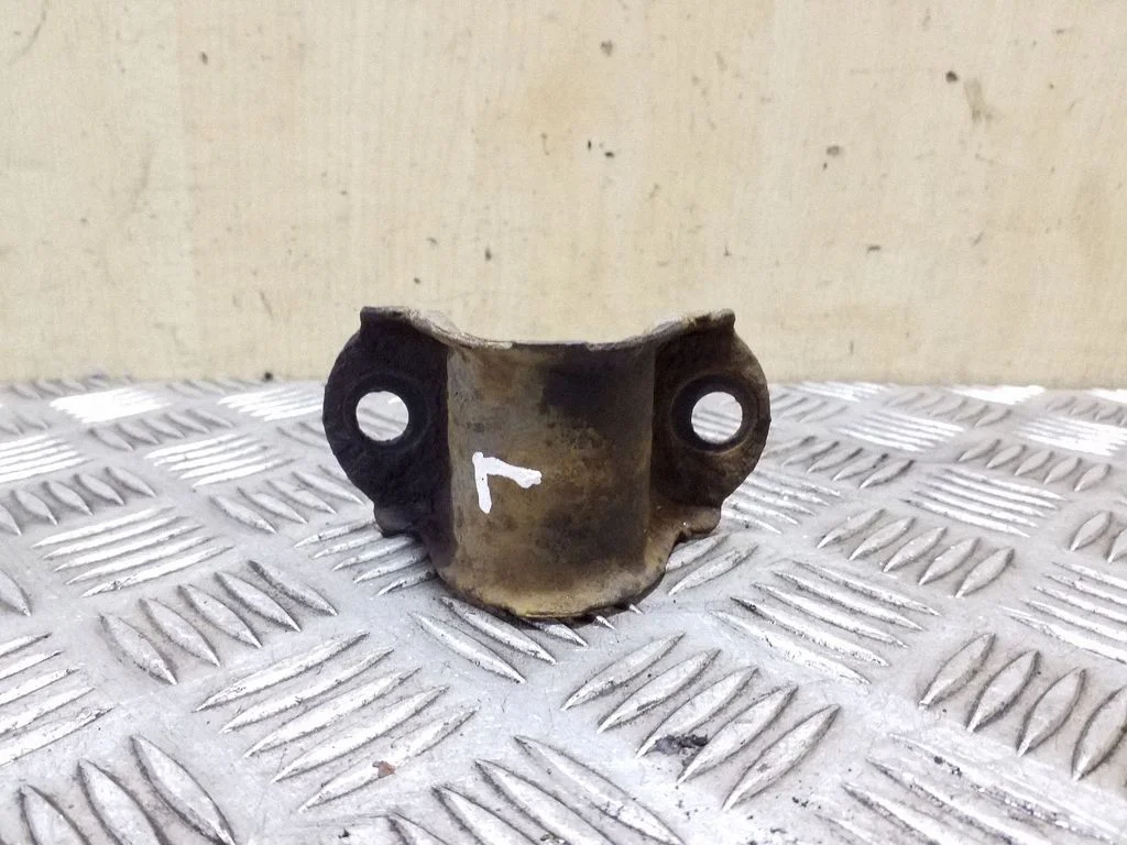 Sway bar bush bracket, rear – left