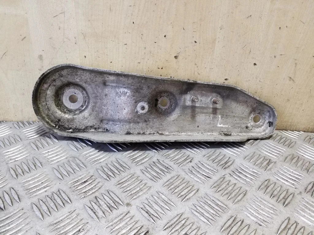 Muu tagavedrustuse varuosa – BMW 5-seeria F10 F11 (2009-2016)