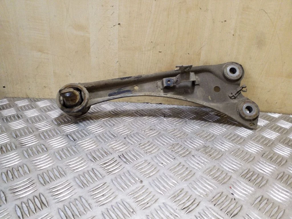 Other rear suspension part – left