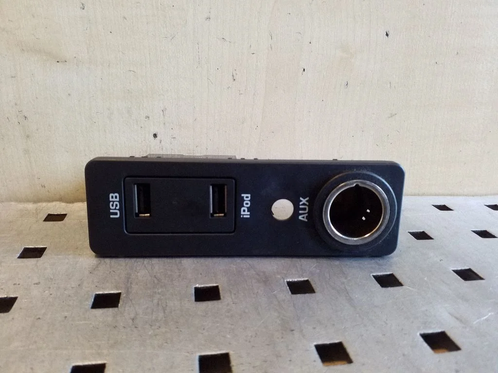 USB-pesa – Jaguar XF X250 (2007-2015)