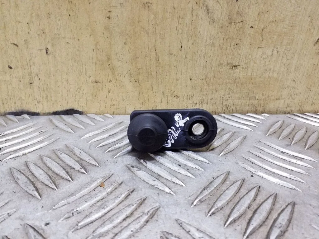 Tagaukse avamise/ sulgemise andur – KIA Sorento (2002-2009)