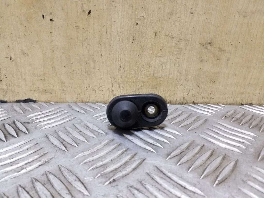 Tagaukse avamise/ sulgemise andur – Toyota RAV 4 (XA20) (2000-2005)