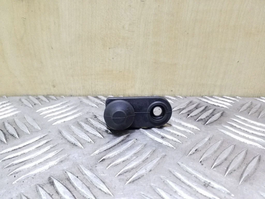 Tagaukse avamise/ sulgemise andur – KIA Sorento (2002-2009)