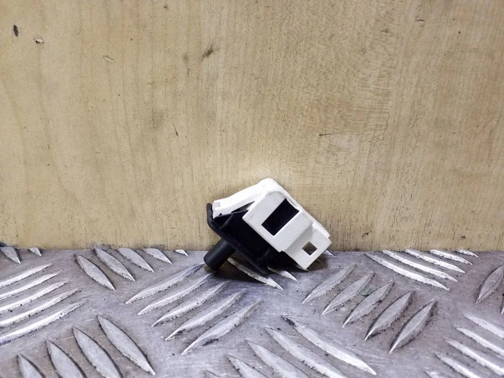 Tagaukse avamise/ sulgemise andur – Mercedes-Benz E-klass W211 (2002-2009)